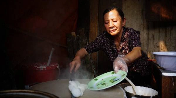 Một điều đáng nhớ khác là món bánh cuốn nóng tại phố cổ Đồng Văn của bà chủ đã bán 50 năm. Hai vợ chồng ông bà sống trong ngôi nhà đất cổ, ông bán hàng nước, bà bán bánh. Như một thú vui của tuổi già được bán món bánh tự tay làm ra, còn người ăn được thưởng thức món bánh dân dã này thì không thể nào quên. Một điều đáng nhớ khác là món bánh cuốn nóng tại phố cổ Đồng Văn của bà chủ đã bán 50 năm. Hai vợ chồng ông bà sống trong ngôi nhà đất cổ, ông bán hàng nước, bà bán bánh. Như một thú vui của tuổi già được bán món bánh tự tay làm ra, còn người ăn được thưởng thức món bánh dân dã này thì không thể nào quên.
