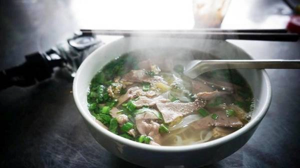 Từ Huế qua Nghệ An, Thanh Hóa, Ninh Bình, cô nàng thỏa lòng với các loại đồ ăn thức uống cùng những câu chuyện thú vị trên đường đi. Xuyên qua Mộc Châu những nương chè, nhóm phượt cùng Phương Chíp gặp người dân bản đang mổ và bán thịt heo rừng, ngỏ lời mua một kg với giá 210.000 đồng. Đêm ngắm sao băng ở đó, mọi người nướng thịt heo trong ánh lửa bập bùng giữa thiên nhiên hùng vỹ. Từ Huế qua Nghệ An, Thanh Hóa, Ninh Bình, cô nàng thỏa lòng với các loại đồ ăn thức uống cùng những câu chuyện thú vị trên đường đi. Xuyên qua Mộc Châu những nương chè, nhóm phượt cùng Phương Chíp gặp người dân bản đang mổ và bán thịt heo rừng, ngỏ lời mua một kg với giá 210.000 đồng. Đêm ngắm sao băng ở đó, mọi người nướng thịt heo trong ánh lửa bập bùng giữa thiên nhiên hùng vỹ.
