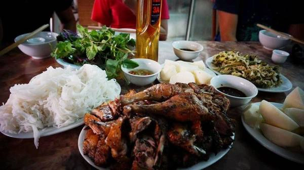 Trong suốt 34 ngày, Phương Chíp cùng những người bạn đã trải qua nắng, gió và cả mưa bão, sạt lở đất. Tại Điện Biên, Lai Châu nhóm Phương Chíp tự thưởng một bữa tiệc đầy đủ món khoái khẩu như vịt nướng 170.000 đồng một con, rượu táo mèo, heo quay, canh măng. Đây là chuyến tìm về cực Tây – Apachai, Phương Chíp được anh Pê ở đồn biên phòng dẫn đường để vượt qua những con dốc cao và chạm cột mốc thiêng liêng. Mỗi lần nhắc lại là một lần cô tỏ lòng biết ơn bởi gặp được những người tốt bụng. Trong suốt 34 ngày, Phương Chíp cùng những người bạn đã trải qua nắng, gió và cả mưa bão, sạt lở đất. Tại Điện Biên, Lai Châu nhóm Phương Chíp tự thưởng một bữa tiệc đầy đủ món khoái khẩu như vịt nướng 170.000 đồng một con, rượu táo mèo, heo quay, canh măng. Đây là chuyến tìm về cực Tây – Apachai, Phương Chíp được anh Pê ở đồn biên phòng dẫn đường để vượt qua những con dốc cao và chạm cột mốc thiêng liêng. Mỗi lần nhắc lại là một lần cô tỏ lòng biết ơn bởi gặp được những người tốt bụng.