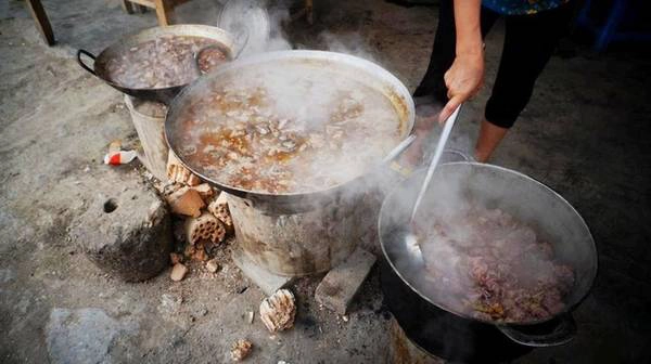 Đến vùng cao Y Tý, Lào Cai, cô gái lựa chọn món phở thịt ngựa với giá 25.000 đồng. Ở chợ phiên Bắc Hà, cô gái ăn thắng cố với giá mỗi bát là 70.000 đồng. Do ăn không quen mùi ngai ngái của thắng cố, Phương tự nhủ sẽ không dám ăn lần hai. Đến vùng cao Y Tý, Lào Cai, cô gái lựa chọn món phở thịt ngựa với giá 25.000 đồng. Ở chợ phiên Bắc Hà, cô gái ăn thắng cố với giá mỗi bát là 70.000 đồng. Do ăn không quen mùi ngai ngái của thắng cố, Phương tự nhủ sẽ không dám ăn lần hai.