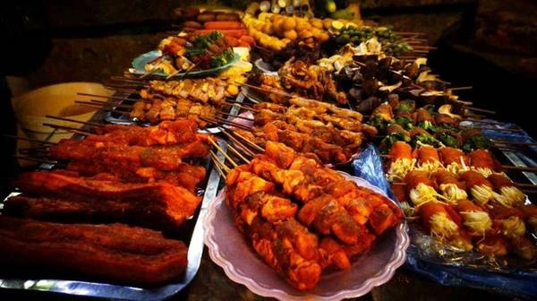 Ở Sa Pa, cô chọn món phở với tương ớt Mường Khương tự làm có giá 40.000 đồng. Ngoài ra, cô gái còn thưởng thức cả những xiên thịt nướng trên phố đi bộ với giá 15.000 đồng. Ở Sa Pa, cô chọn món phở với tương ớt Mường Khương tự làm có giá 40.000 đồng. Ngoài ra, cô gái còn thưởng thức cả những xiên thịt nướng trên phố đi bộ với giá 15.000 đồng.