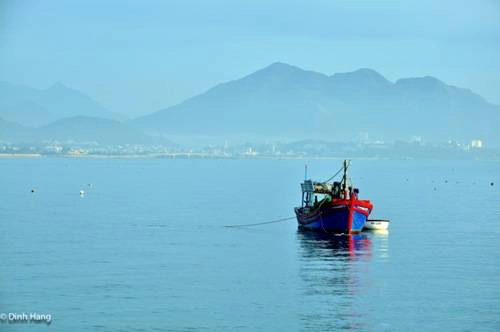 Du lịch Nha Trang - Một buổi sáng trong lành trên biển Nha Trang. Ảnh Dinh Hang.