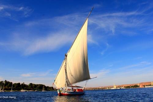 Du lịch Ai Cập - Hoàng hôn sóng sánh trên cánh buồm felucca, một chiều Aswan (Ai Cập). Ảnh Dinh Hang.