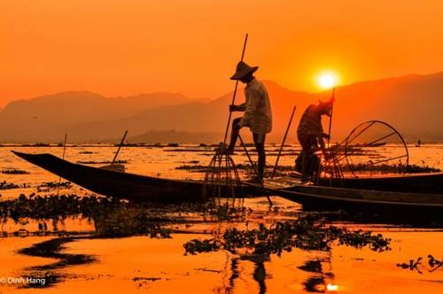 Du lịch Myanmar - Những người đánh cá hồ Inle (Myanmar) trong ánh hoàng hôn. Ảnh Dinh Hang.