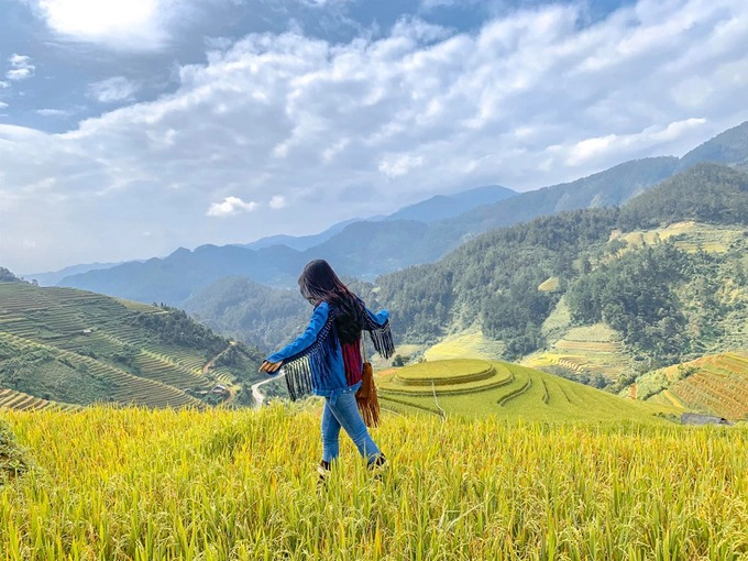 Lên tới nơi, để tham quan những điểm xung quanh, Lan Hương nhờ chủ nhà nghỉ thuê xe máy hộ với giá 200.000 đồng/ngày. Đã tới Mù Cang Chải, chắc chắn bạn sẽ phải check in ở đồi mâm xôi nổi tiếng, cách trung tâm huyện khoảng 6 km. Hương và bạn bè tự đi nhưng tới gần thì đường đi khó khăn nên cả nhóm quyết định gửi xe, thuê xe ôm đưa lên tận nơi với giá 60.000 đồng/người/2 chiều để đảm bảo an toàn. Lúa ở đồi mâm xôi vẫn xanh, chưa vàng như kỳ vọng.