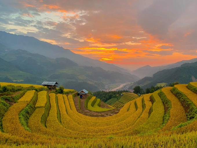 Nổi tiếng không kém đồi mâm xôi là "vành móng ngựa". "Đây là điểm mình thấy đẹp nhất vì lúa vàng rực, lại còn được ngắm hoàng hôn tuyệt đẹp. Khu vực này cách đồi mâm xôi tầm 15 km và tụi mình vẫn phải thuê xe ôm đưa lên với giá 100.000 đồng/người. Đường lên đây khó gấp 3 lần đường lên mâm xôi vì địa hình hiểm trở, khiến mình thót tim đến chục lần vì sợ rớt xuống vực nhưng lên đến nơi thì khung cảnh tuyệt đẹp. Rất đông thợ ảnh tới đây sáng tác. Người dân kể, có hôm lên tới 200 người", Lan Hương kể.