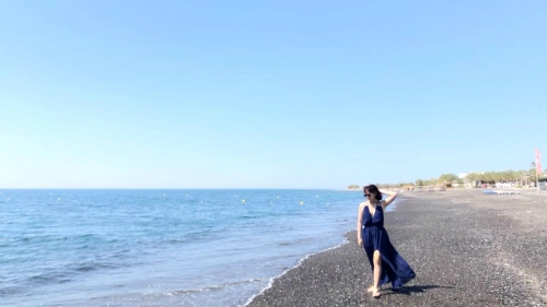 Bãi biển ở Santorini thường có màu đen thay vì màu trắng như nhiều nơi khác. Bãi biển ở Santorini thường có màu đen thay vì màu trắng như nhiều nơi khác.