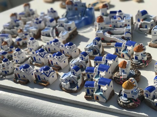 Đồ lưu niệm trên đảo Santorini. Đồ lưu niệm trên đảo Santorini.