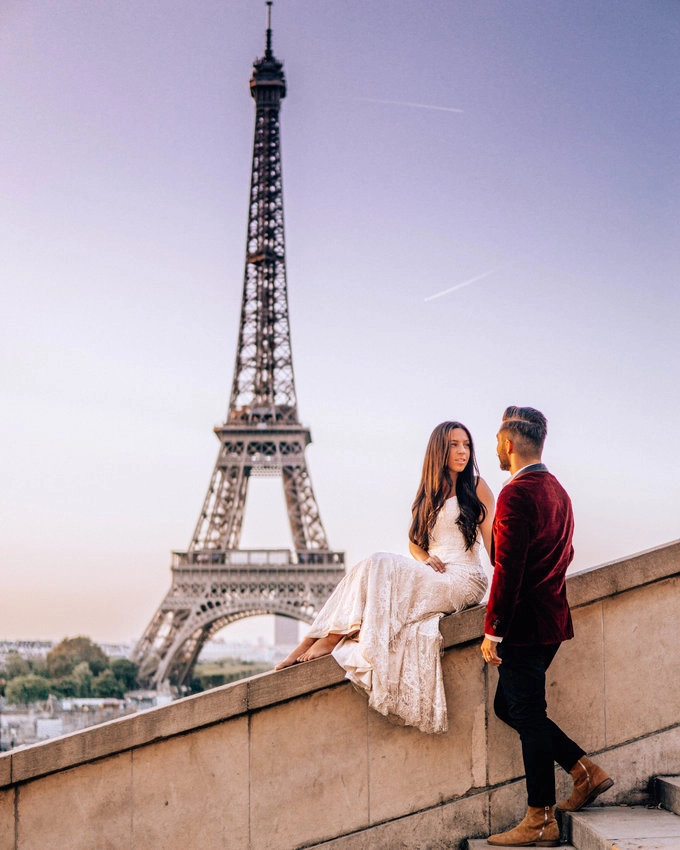 Sau khi nhận được lời cầu hôn tại Paris, cặp vợ chồng phải tiết kiệm tiền đồng thời làm thêm cật lực trong vòng 2 năm cho chuyến trăng mật để đời. Đáng chú ý nhất là Zoe đã nghỉ việc, cùng chồng đi qua 33 quốc gia trên thế giới trong chiếc váy cưới màu trắng của mình.