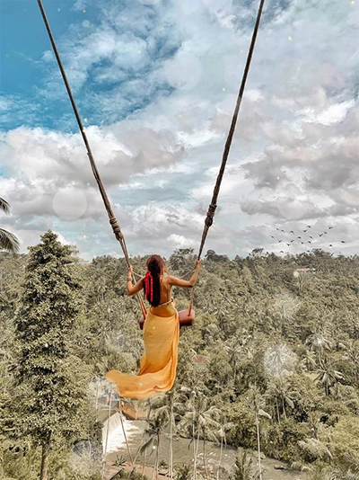 Xích đu lơ lửng giữa trời ở khu Bali Swing khiến những người "yếu tim" không dám thử nghiệm. Kim đặc biệt cảm kích những người phục vụ ở đây vì tài chụp ảnh sống ảo và sự nhiệt tình. Dù trời nắng nóng họ lúc nào cũng tươi cười phục vụ, không ai cảm thấy khó chịu.