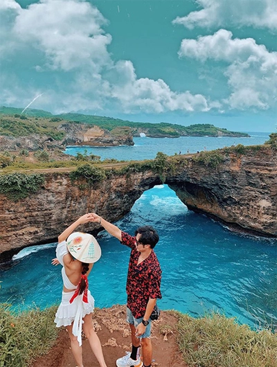 Ngày thứ hai đặt chân tới Bali, Hoàng Kim và bạn đồng hành đã khám phá ngay sống lưng khủng long "huyền thoại" trên Instagram và bãi biển Broken Beach. Đoạn đường tới đây mất 20 phút đi tàu, sau đó là đi xe qua ổ gà, ổ voi gập ghềnh nhưng khung cảnh ngoạn mục khiến cả hai rất mãn nguyện. Hai người thuê một hướng dẫn viên đưa đón, giá gồm cả vé tàu, ăn trưa, xe đi lại và chụp ảnh nhiệt tình cho khách.