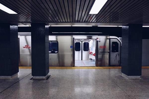 Phương tiện đi lại Tàu điện ở Toronto rất tiện lợi cho khách du lịch. Hà tư vấn đi từ TTC - trạm tàu điện ngầm của thành phố, bạn có thể đến những nơi khác bằng việc mua đồng xu giá 55.000 đồng. Mỗi đồng xu là một lượt đi, dù xa hay gần. Hoặc mua thẻ ngày, đi không giới hạn số lượt tàu điện và bus, giá hơn 230.000 đồng. Sim liên lạc và 3G được bán ở nhiều nơi, với giá hơn 900.000 đồng, nên My Hà khuyên nên tải bản đồ offline trước khi đi và tận dụng wifi miễn phí ở khách sạn, quán ăn.