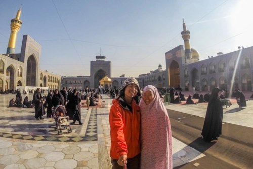 Daniel và Gina khám phá thánh đường Hồi giáo Haram-e-Razavi nổi tiếng của Mashhad. Ảnh: Sunrise Odyssey.