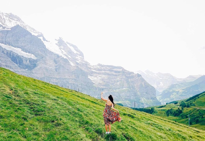 "Interlaken, còn được gọi là thị trấn giữa các hồ nhờ vị trí tuyệt đẹp nằm giữa hai hồ nước nổi tiếng là Brienz và Thun. Cảnh quay anh Jung Hyuk ngồi đàn piano nhìn ra hồ nước xanh ngắt nằm ở ngôi làng Iseltwald, bờ phía nam của hồ Brienz. Từ Interlaken, mình bắt bus đến Iseltwald mất 16 phút, vé bus tầm 3-4 euro. Nếu bạn muốn được làm nàng Se Ri đứng sang chảnh trên ferry ngắm sông nước thì có thể bắt ferry từ Interlaken đi dọc hồ đến ngôi làng, giá từ 20 euro", Thùy Dương chia sẻ.