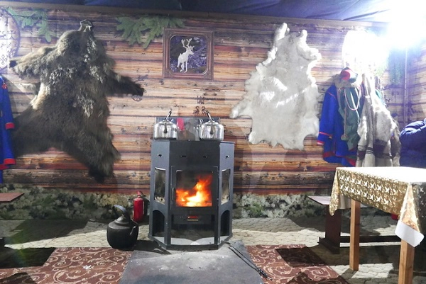 Sau khi chơi hết mọi trò dân dã và thử tài lái xe snowmobile xuyên rừng mệt nhoài, chỗ nghỉ chân của đoàn là túp lều da thú ấm áp với các món ăn địa phương nóng hổi, chế biến từ cá hồi tự nhiên đánh bắt trên biển Bắc Băng Dương. Trên lò sưởi luôn có ấm trà nấm thảo dược ấm nóng, tỏa hương thơm dễ chịu.