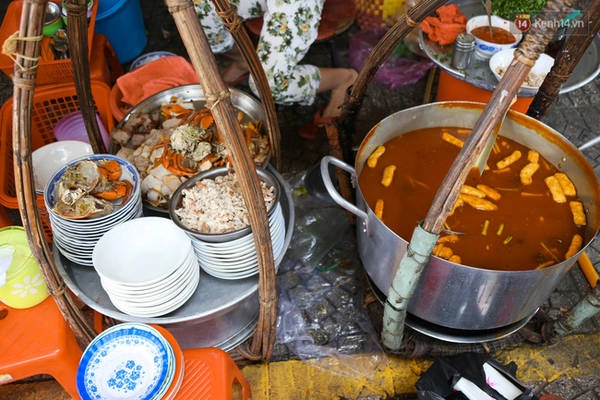 co-gi-ben-trong-bat-banh-canh-o-via-he-sai-gon-nhung-co-gia-tan-240000-dong-ivivu-1