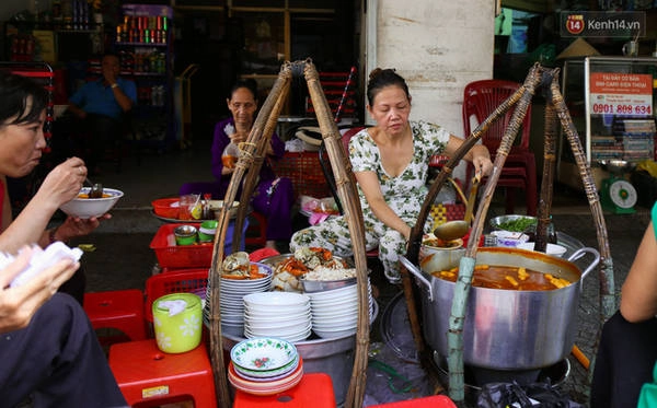 co-gi-ben-trong-bat-banh-canh-o-via-he-sai-gon-nhung-co-gia-tan-240000-dong-ivivu-2