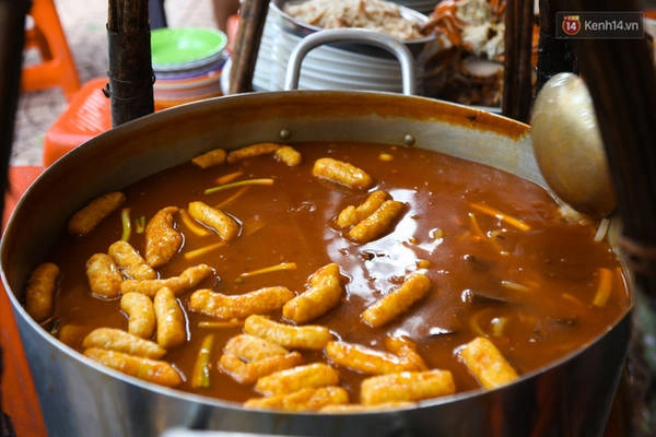 co-gi-ben-trong-bat-banh-canh-o-via-he-sai-gon-nhung-co-gia-tan-240000-dong-ivivu-3