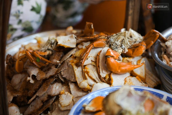co-gi-ben-trong-bat-banh-canh-o-via-he-sai-gon-nhung-co-gia-tan-240000-dong-ivivu-4