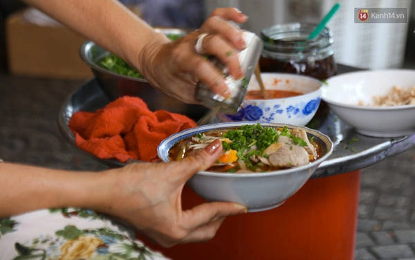 co-gi-ben-trong-bat-banh-canh-o-via-he-sai-gon-nhung-co-gia-tan-240000-dong-ivivu-7