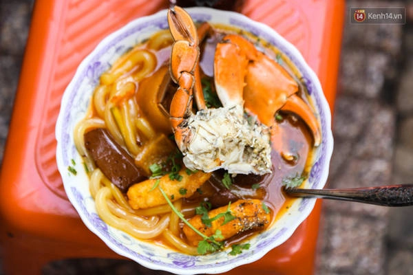 co-gi-ben-trong-bat-banh-canh-o-via-he-sai-gon-nhung-co-gia-tan-240000-dong-ivivu-8