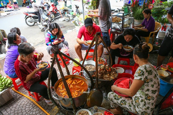 co-gi-ben-trong-bat-banh-canh-o-via-he-sai-gon-nhung-co-gia-tan-240000-dong-ivivu-9