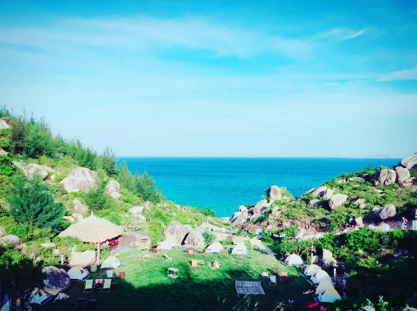 Khu dã ngoại nhìn ra biển. (@n2.hao). Khu dã ngoại nhìn ra biển. (@n2.hao).