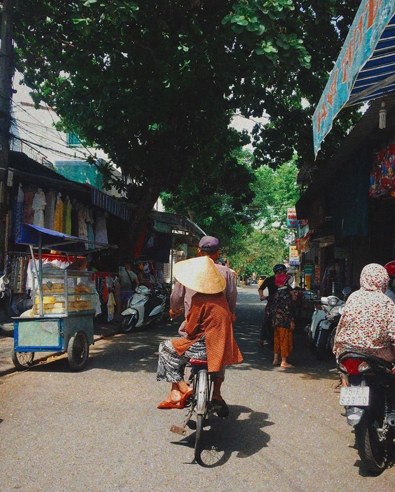 Bạn có thể thưởng ngoạn những cung đường lãng mạn này bằng cách tản bộ, đạp xe hay trải nghiệm cùng xích lô để ngắm cảnh và lắng nghe vài câu chuyện giao mùa từ những người đạp xích lô đầy hiếu khách. Ảnh: Thu Thủy, Đặng Vĩnh Phúc.