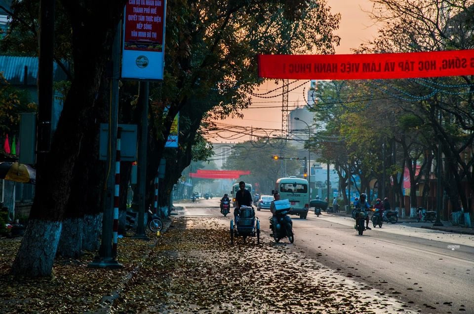 Thu lặng lẽ trong từng bước chân: Huế vốn sâu lắng và con người Huế cũng giản dị đến lạ kỳ. Buổi ban chiều, từng bánh xe lăn nhẹ nhàng trên con đường đầy lá đổ, những người dân lao động cần mẫn và không quên gửi nụ cười chân phương vào mảnh đất thanh bình. Ảnh: Chương Phan.