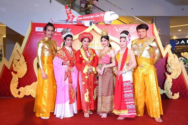Dàn vũ công đến từ Thái Lan biểu diễn khai mạc.