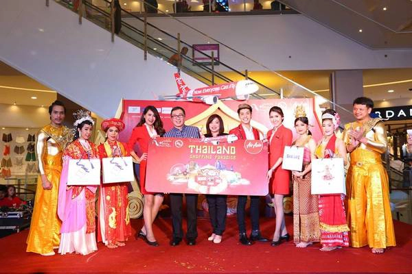 Ông Wiboon Nimitrwanich và các vị quan khách trong nghi thức khai mạc.
