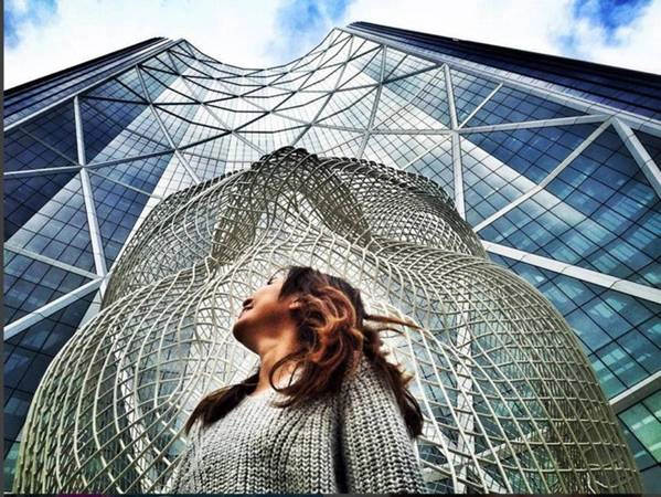 Tượng Wonderland ở Calgary: The Bow ở trung tâm Calgary là tòa nhà cao nhất trong thành phố, và cao thứ hai ở Canada ngoài Toronto. Bên ngoài tòa nhà có tượng đầu một cô gái trẻ cao 12 m, được uốn bằng dây thép, hoàn thành năm 2013. Ảnh: marikitjen.