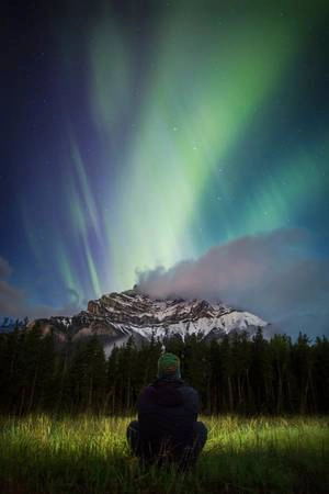 Cực quang trên núi Cascade, công viên quốc gia Banff: Khu vực ngắm cực quang lý tưởng này chỉ cách sân bay quốc tế Calgary 1,5 giờ lái xe. Ảnh: Paul Zizka.