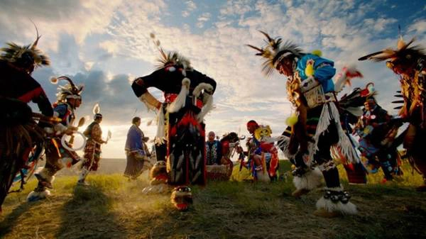 Horsethief Canyon, Alberta's Canadian Badlands: Lễ hội First Nations pow wow gồm có hát, nhảy múa, ăn uống ở gần thị trấn Drumheller, Alberta. Thị trấn nổi tiếng với bảo tàng Royal Tyrrell, nơi có những bộ hóa thạch khủng long lớn nhất thế giới. Ảnh: Sean Thomson.