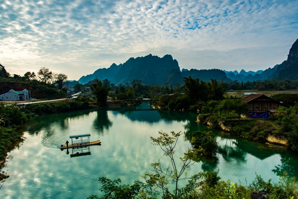 Điểm đến đầu tiên khi tôi đặt chân đến Cao Bằng là hồ Bản Viết, nằm trong xã Phong Châu, Trùng Khánh rộng mênh mông, được bao quanh bởi những ngọn núi, thảm thực vật phong phú, đa dạng. Rừng được bao phủ bởi một màn sương huyền ảo, cây rụng lá đi nhiều vì những cơn mưa trước đó nhưng nhiêu đó thôi vẫn làm tôi trầm trồ và thích thú. 