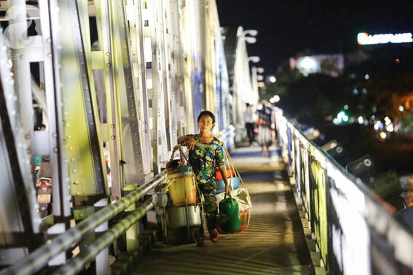 Những con người gánh hàng trên vai như gồng gánh cả cuộc đời ấy vẫn lặng lẽ lo toan ở thành phố này mỗi đêm.
