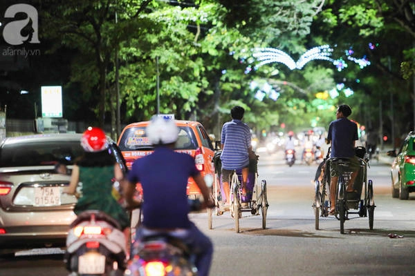 Những bóng xích lô lẫn vào những con đường rực rỡ sắc màu, phía sau họ là cả một dải lo toan.
