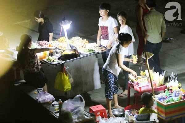 Đa dạng những món ăn trên tuyến phố đi bộ vào mỗi đêm.