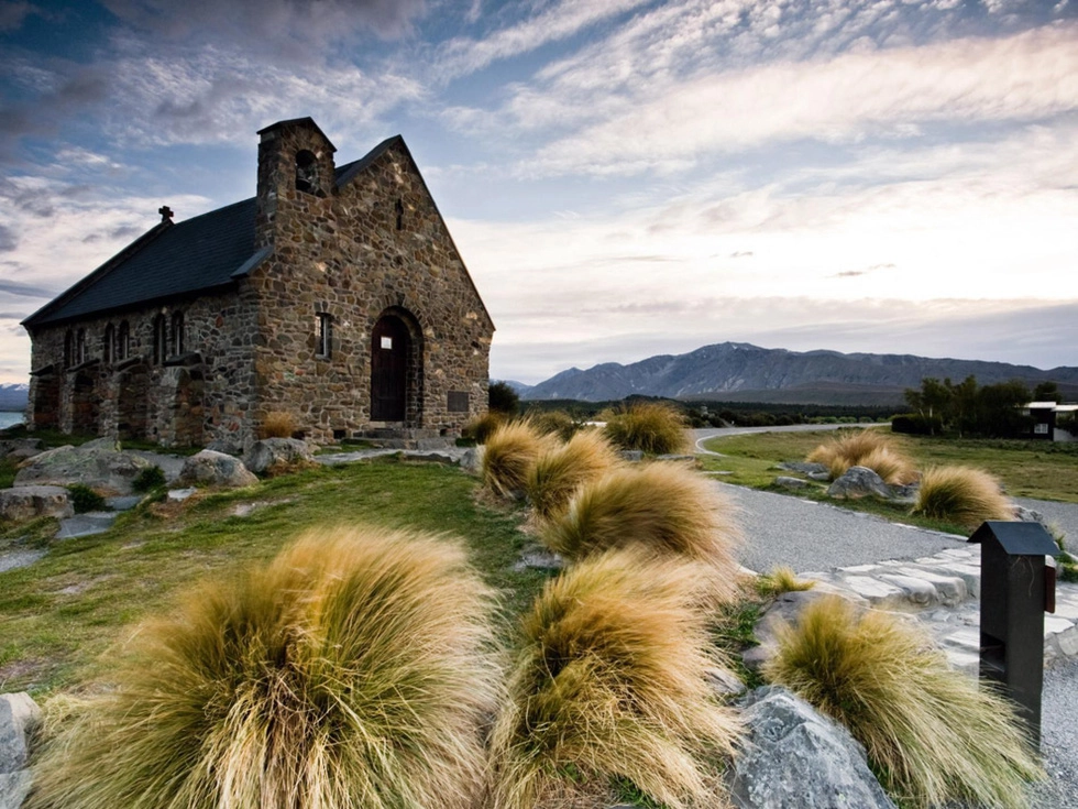 Aotearoa, hay "đám mây trắng trải dài", là cái tên đầu tiên được đặt cho New Zealand khi người Maori đặt chân đến vùng đất này nhiều thế kỷ. Trên quốc đảo này có những rặng núi đẹp như dãy Alps của Thuỵ Sỹ, những vùng đồng bằng tràn ngập hoa thơm trái ngọt hơn cả Anh quốc, những sông suối đầy cá bơi lội như ở Scotland, những vùng vịnh êm đềm như ở Nauy, hay những bãi biển quyến rũ như ở California... - Ảnh: Thomas Young