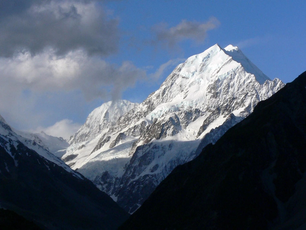 Đỉnh Mount Cook hiểm trở khiến thuyền trưởng James Cook phải choáng ngợp. Ông là người châu Âu đầu tiên khám phá ra vùng đất này năm 1773 - Ảnh: Edward Weglarz