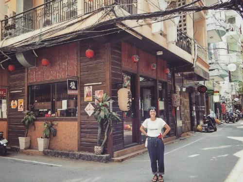 Tọa lạc trên phố Lê Thánh Tôn, khu phố tập trung nhiều nhà hàng Nhật nhất Sài Gòn. Nơi này còn được gọi bằng cái tên “little Japan” bởi đi bộ trên đoạn đường ngắn này, bạn sẽ có cảm giác nhưng đang lạc trong một hẻm nhỏ ở Tokyo. Ảnh: putkup. Tọa lạc trên phố Lê Thánh Tôn, khu phố tập trung nhiều nhà hàng Nhật nhất Sài Gòn. Nơi này còn được gọi bằng cái tên “little Japan” bởi đi bộ trên đoạn đường ngắn này, bạn sẽ có cảm giác nhưng đang lạc trong một hẻm nhỏ ở Tokyo. Ảnh: putkup.