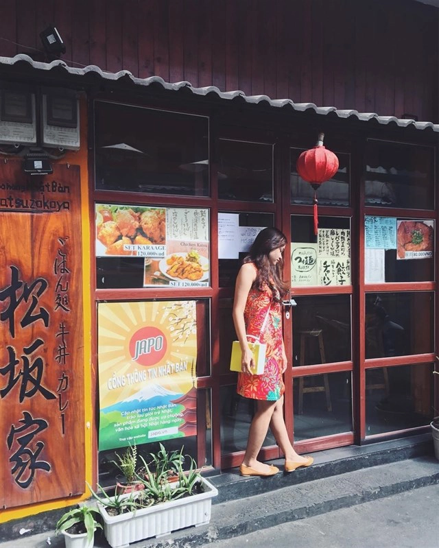 Không giống như sự ồn ào và náo nhiệt bên ngoài những con đường lớn Sài Gòn, tại đây bao trùm không gian trong những con hẻm là sự yên tĩnh và nhẹ nhàng đến lạ thường. Với những bản nhạc không lời của Nhật Bản cùng những cảnh trí xung quanh, du khách thực sự cảm nhận được một không gian văn hóa Nhật Bản tưởng chừng như xa xôi rồi giờ lại hiện hữu nơi đây. Ảnh:im_phuongle Không giống như sự ồn ào và náo nhiệt bên ngoài những con đường lớn Sài Gòn, tại đây bao trùm không gian trong những con hẻm là sự yên tĩnh và nhẹ nhàng đến lạ thường. Với những bản nhạc không lời của Nhật Bản cùng những cảnh trí xung quanh, du khách thực sự cảm nhận được một không gian văn hóa Nhật Bản tưởng chừng như xa xôi rồi giờ lại hiện hữu nơi đây. Ảnh:im_phuongle