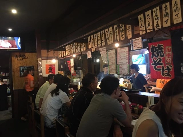 Sau khi dạo quanh một vòng, bạn có thể ghé qua những quán ăn Nhật từ bình dân đến sang trọng để thưởng thức bánh Takoyaki, mì Ramen, bánh xèo, sashimi, sushi, mochi...Phần lớn những cửa hàng ở đây đều giữ nguyên hương vị ẩm thực của món ăn, bởi chủ của những cửa hàng này là người Nhật. Ảnh:Gyosho Torisho Sau khi dạo quanh một vòng, bạn có thể ghé qua những quán ăn Nhật từ bình dân đến sang trọng để thưởng thức bánh Takoyaki, mì Ramen, bánh xèo, sashimi, sushi, mochi...Phần lớn những cửa hàng ở đây đều giữ nguyên hương vị ẩm thực của món ăn, bởi chủ của những cửa hàng này là người Nhật. Ảnh:Gyosho Torisho