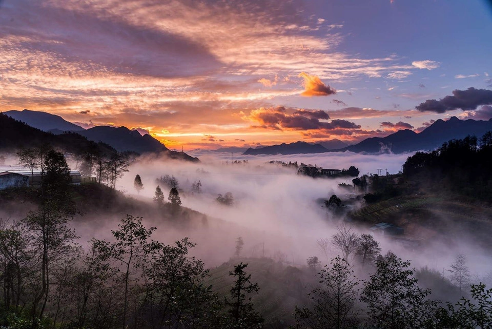 Ẩn hiện trong biển mây bồng bềnh, “thị trấn sương mù” Sa Pa luôn là cái tên nổi bật trong danh sách check-in của giới trẻ khi du lịch miền Bắc. Thiên nhiên hoang sơ, tươi đẹp, khí hậu trong lành, mát mẻ, nền văn hóa các dân tộc đa dạng, độc đáo. Tất cả hoàn hảo để biến Sa Pa trở thành một “thiên đường du lịch”, nơi thu hút lượng du khách đông đảo vào hầu hết thời điểm trong năm. Ảnh: Cat Cat Village. Ẩn hiện trong biển mây bồng bềnh, “thị trấn sương mù” Sa Pa luôn là cái tên nổi bật trong danh sách check-in của giới trẻ khi du lịch miền Bắc. Thiên nhiên hoang sơ, tươi đẹp, khí hậu trong lành, mát mẻ, nền văn hóa các dân tộc đa dạng, độc đáo. Tất cả hoàn hảo để biến Sa Pa trở thành một “thiên đường du lịch”, nơi thu hút lượng du khách đông đảo vào hầu hết thời điểm trong năm. Ảnh: Cat Cat Village.