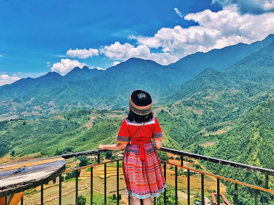 Ngoài ra, các quán café hay homestay ở Sa Pa thường có view rất đẹp nhìn ra quang cảnh núi rừng hùng vĩ. Du khách vừa nghỉ ngơi, thư giãn ở đây vừa có thể tranh thủ chụp hình “sống ảo”. Trong hình là góc nổi tiếng ở một quán café được giới trẻ truyền tai nhau. Ảnh: Châu Hoàng Bảo Ngọc. Ngoài ra, các quán café hay homestay ở Sa Pa thường có view rất đẹp nhìn ra quang cảnh núi rừng hùng vĩ. Du khách vừa nghỉ ngơi, thư giãn ở đây vừa có thể tranh thủ chụp hình “sống ảo”. Trong hình là góc nổi tiếng ở một quán café được giới trẻ truyền tai nhau. Ảnh: Châu Hoàng Bảo Ngọc.