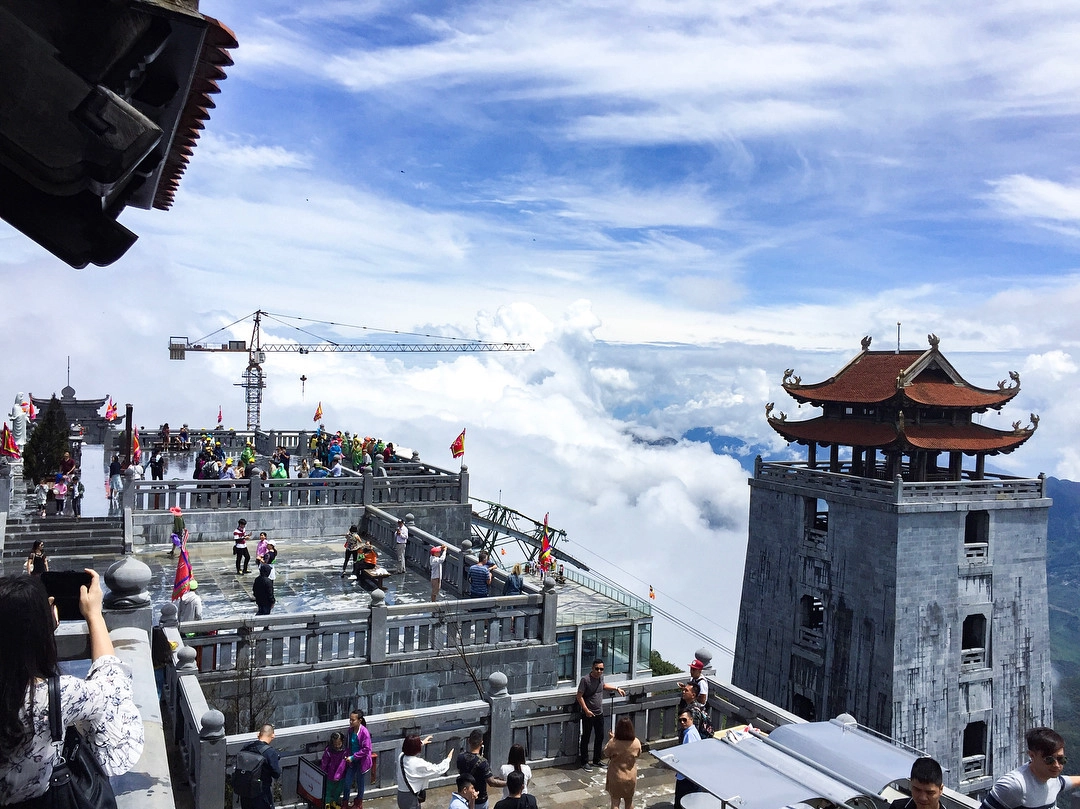 Tới nơi rồi, bạn có thể thoải mái sắp xếp lịch trình tham quan hàng hoạt những điểm đến đẹp và lạ ở vùng núi rừng Tây Bắc này. Từ trung tâm thị trấn Sa Pa với các địa danh và kiến trúc cổ độc đáo như tháp Đồng hồ, nhà thờ cổ, chợ Sa Pa… Đến những thắng cảnh tuyệt đẹp “nóc nhà Đông Dương” - đỉnh Fansipan hùng vĩ, núi Hàm Rồng, thung lũng Mường Hoa, thác Bạc (thác Tình Yêu)… Ảnh: @d.l.829, @russ.lum, @annie_lemonlove. Tới nơi rồi, bạn có thể thoải mái sắp xếp lịch trình tham quan hàng hoạt những điểm đến đẹp và lạ ở vùng núi rừng Tây Bắc này. Từ trung tâm thị trấn Sa Pa với các địa danh và kiến trúc cổ độc đáo như tháp Đồng hồ, nhà thờ cổ, chợ Sa Pa… Đến những thắng cảnh tuyệt đẹp “nóc nhà Đông Dương” - đỉnh Fansipan hùng vĩ, núi Hàm Rồng, thung lũng Mường Hoa, thác Bạc (thác Tình Yêu)… Ảnh: @d.l.829, @russ.lum, @annie_lemonlove.