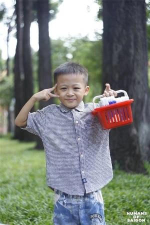Sài Gòn là cậu bé con ham học, ngày ngày đi bán phụ gia đình nhưng vẫn hồn nhiên tươi cười và lễ phép với mọi người xung quanh. (Ảnh: Humans of Saigon) Sài Gòn là cậu bé con ham học, ngày ngày đi bán phụ gia đình nhưng vẫn hồn nhiên tươi cười và lễ phép với mọi người xung quanh. (Ảnh: Humans of Saigon)