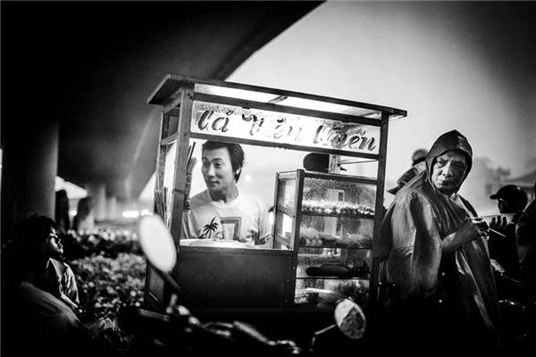 Một góc nhỏ Sài Gòn - nơi con người ta tựa vào nhau mà sống nhưng vẫn rực sáng sự lạc quan. (Ảnh: Neil Massey) Một góc nhỏ Sài Gòn - nơi con người ta tựa vào nhau mà sống nhưng vẫn rực sáng sự lạc quan. (Ảnh: Neil Massey)