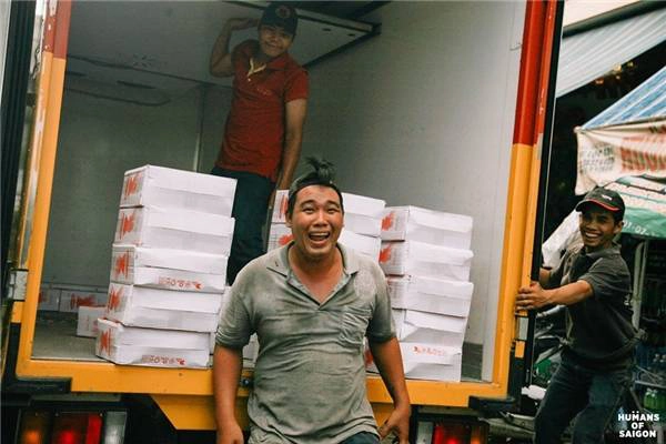 Người Sài Gòn khổ thì khổ nhưng vẫn hồn nhiên lắm, như cái cách những người đàn ông bốc vác này cười rạng rỡ vì nghĩ rằng: "Nhà báo đang chụp hình". (Ảnh: Humans of Saigon) Người Sài Gòn khổ thì khổ nhưng vẫn hồn nhiên lắm, như cái cách những người đàn ông bốc vác này cười rạng rỡ vì nghĩ rằng: "Nhà báo đang chụp hình". (Ảnh: Humans of Saigon)