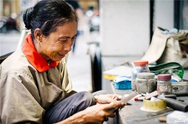 Người phụ nữ tảo tần bên xe sửa chìa khóa - cái nghề tưởng rằng chỉ có đàn ông mới làm được. (Ảnh: Humans of Saigon) Người phụ nữ tảo tần bên xe sửa chìa khóa - cái nghề tưởng rằng chỉ có đàn ông mới làm được. (Ảnh: Humans of Saigon)